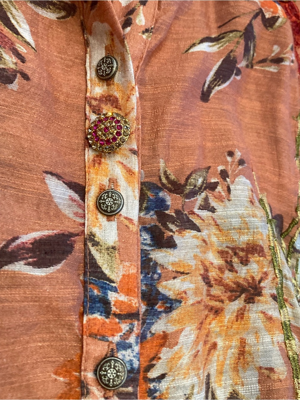 Gorgeous Embroidered Floral Button-DownTop Size S can fit M - Picture 10 of 10